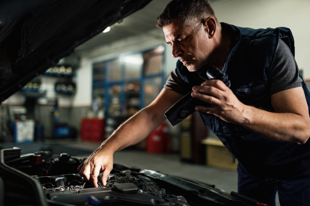 motorista atento verificando os filtros do seu automóvel para economizar combustível.