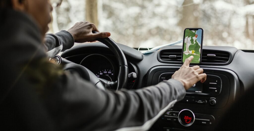 motorista planejando sua rota por meio de um aplicativo para economizar combustível.